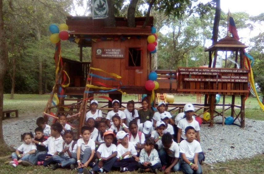 Inparques construyó la primera casa de árbol para los Pequeños Guardaparques