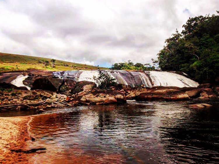 Salto Hueso: guardián ancestral de territorios orientales del Parque Nacional Canaima